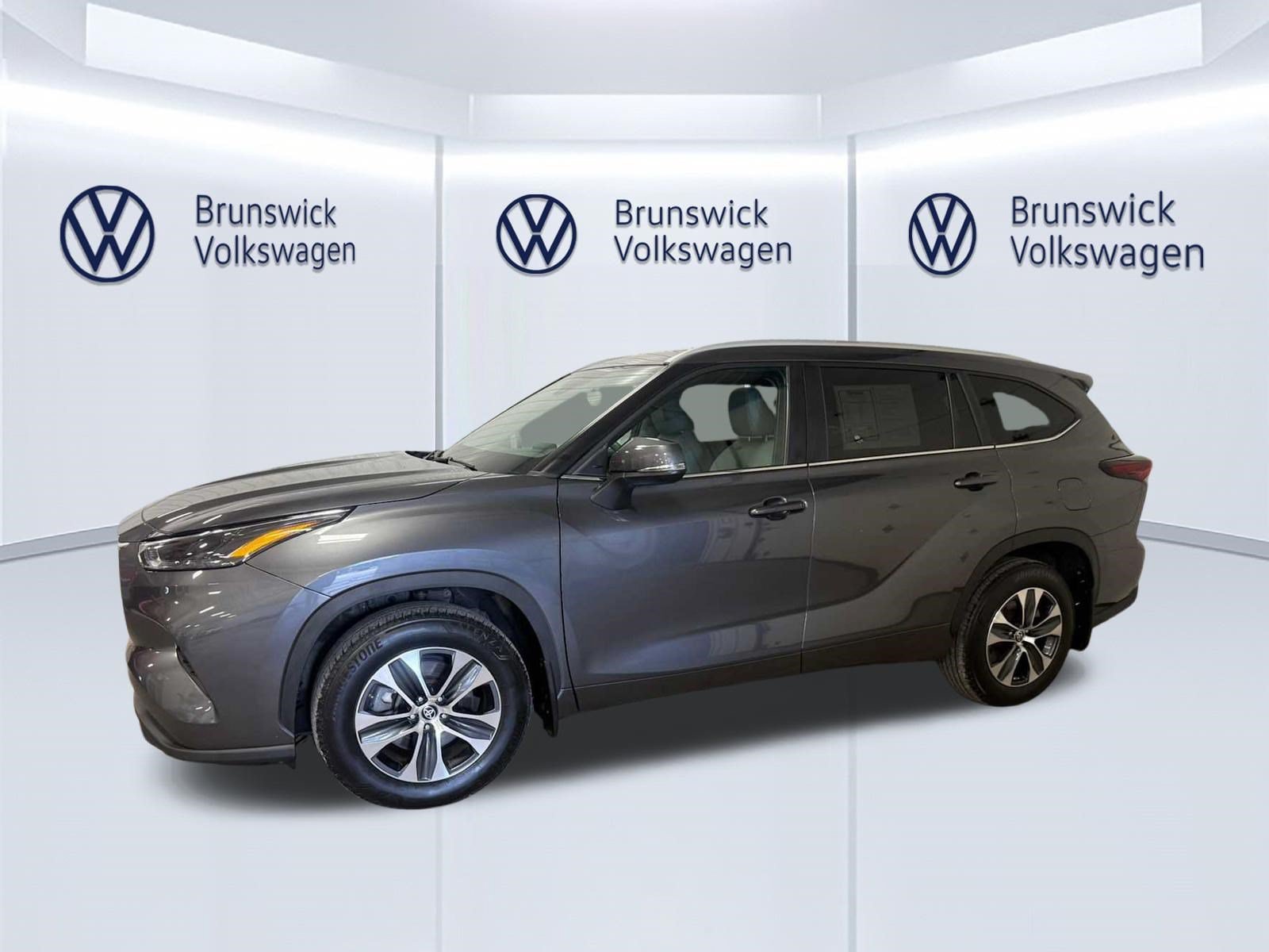 Used 2024 Toyota Highlander XLE AWD/4WD image 2