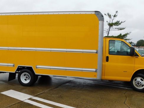 Used 2021 GMC Savana 3500 Extended w/ Power Convenience Package image 2