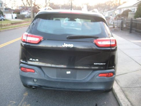 Used 2016 Jeep Cherokee Sport AWD/4WD image 5