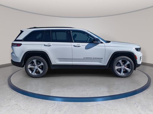 New 2025 Jeep Grand Cherokee Limited w/ Trailer Tow Package AWD/4WD image 4