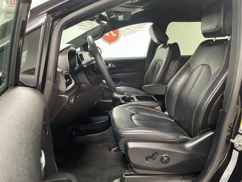 Used 2025 Chrysler Pacifica Select image 14