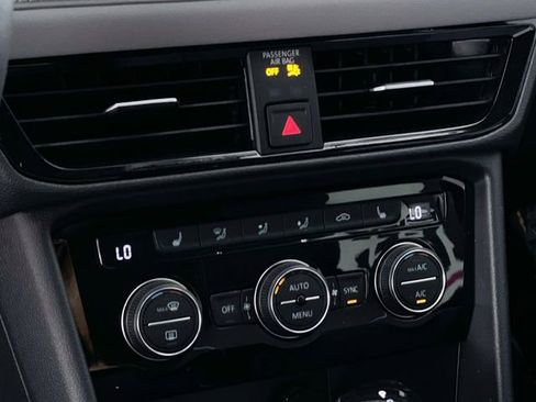 Used 2024 Volkswagen Taos SE image 19