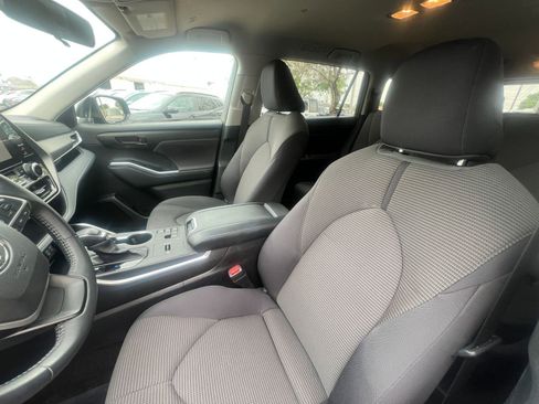 Used 2025 Toyota Highlander LE FWD image 38