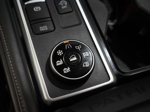 Used 2024 Nissan Pathfinder SL image 29