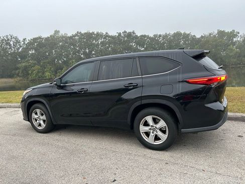 Used 2023 Toyota Highlander LE image 3