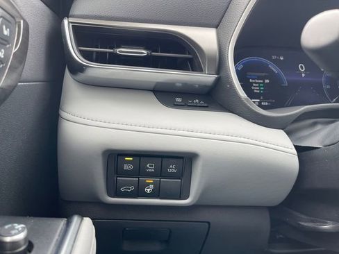 Used 2024 Toyota Highlander Limited image 23