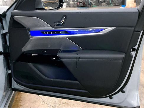 Certified 2025 BMW 760i xDrive image 25