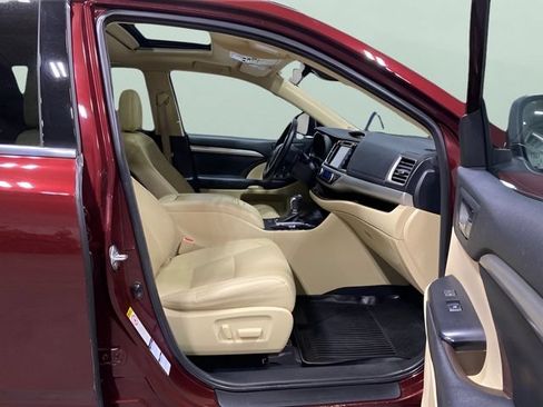 Used 2018 Toyota Highlander XLE AWD/4WD image 28