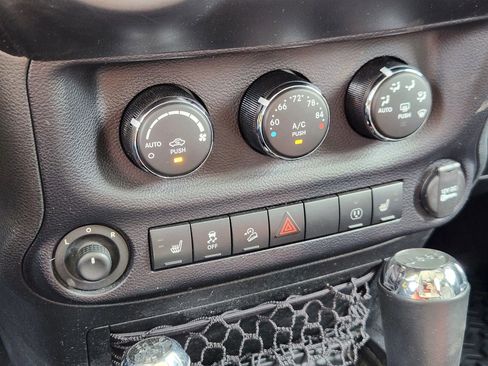 Used 2015 Jeep Wrangler Sahara w/ Dual Top Group AWD/4WD image 32