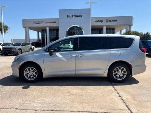 Used 2024 Chrysler Pacifica Touring-L FWD image 8
