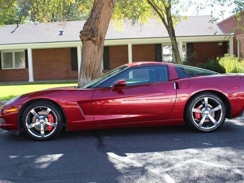 Used 2010 Chevrolet Corvette w/1LT w/ Roof Package image 2