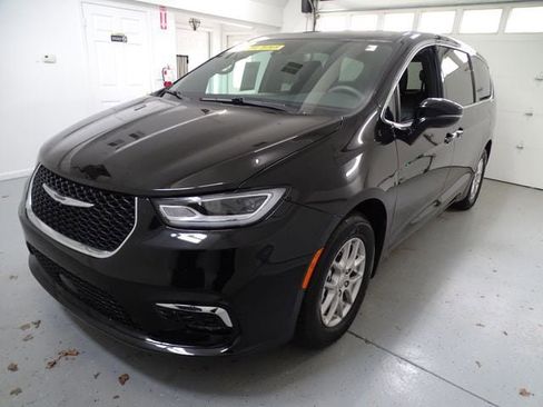 Used 2025 Chrysler Pacifica Select FWD image 16