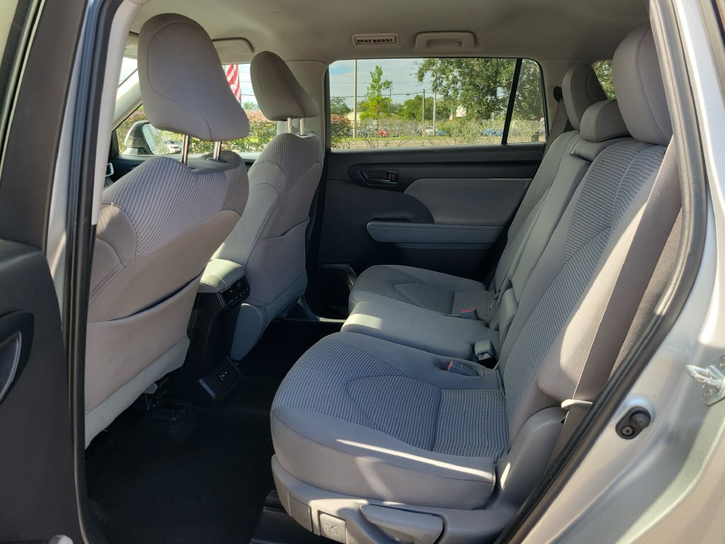 Used 2023 Toyota Highlander L FWD image 9