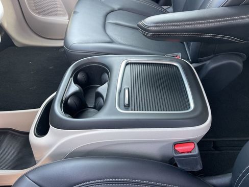 Used 2024 Chrysler Pacifica Touring-L image 19