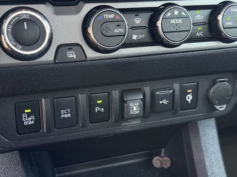 Used 2022 Toyota Tacoma TRD Sport w/ Technology Package AWD/4WD image 15