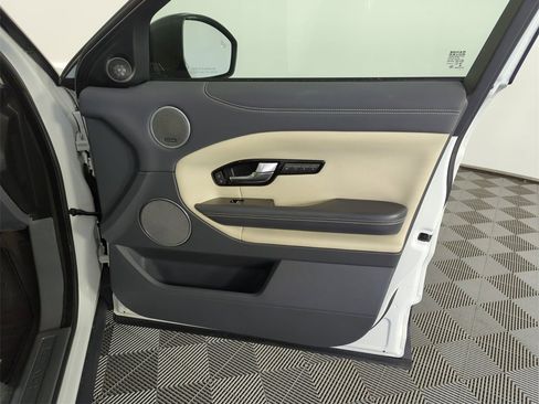 Used 2017 Land Rover Range Rover Evoque SE Premium image 34