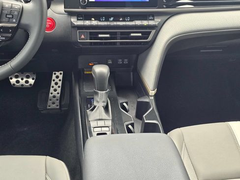 Used 2025 Toyota Camry SE w/ Convenience Package FWD image 19