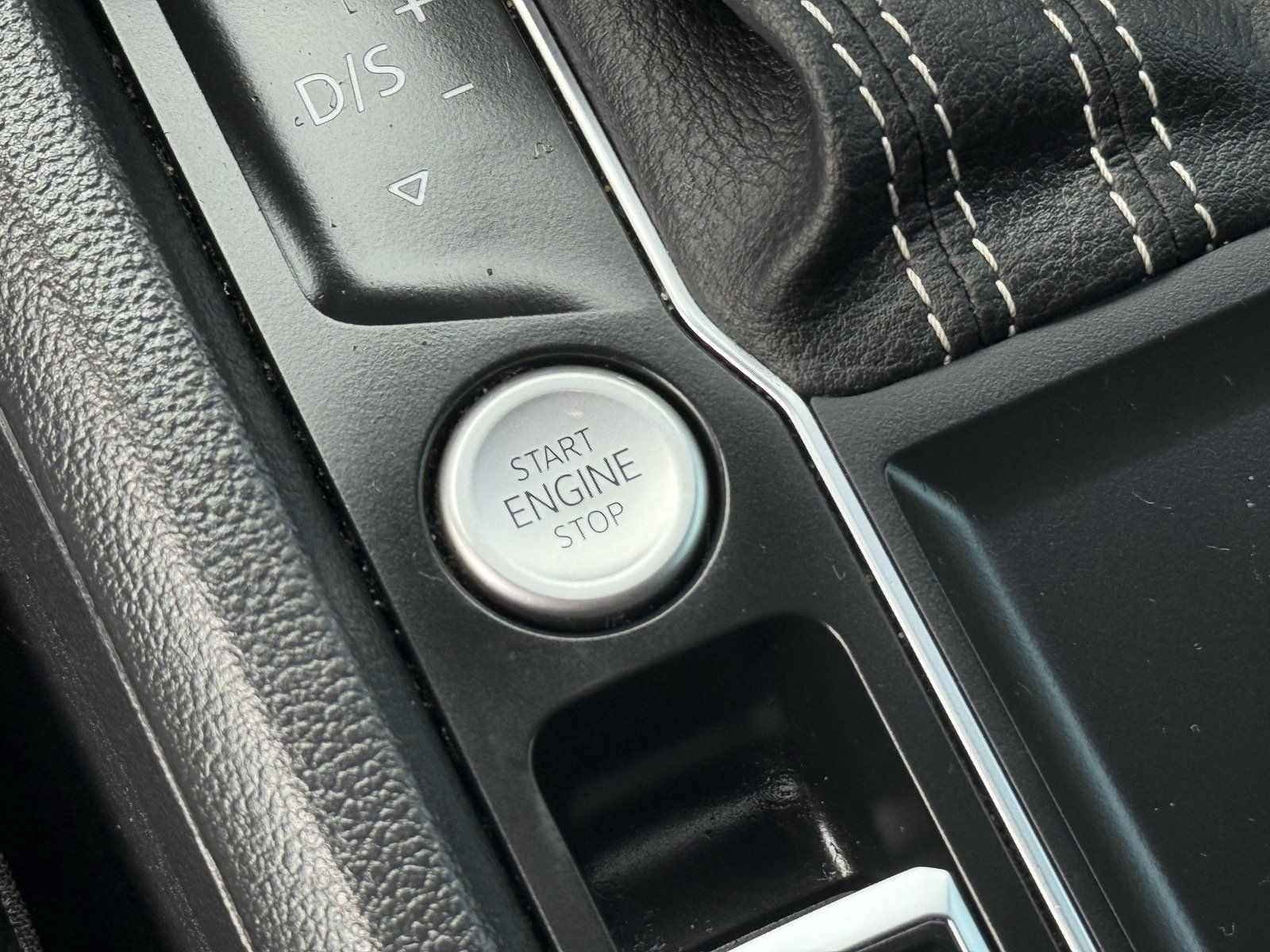Used 2022 Volkswagen Atlas Cross Sport SE FWD image 26
