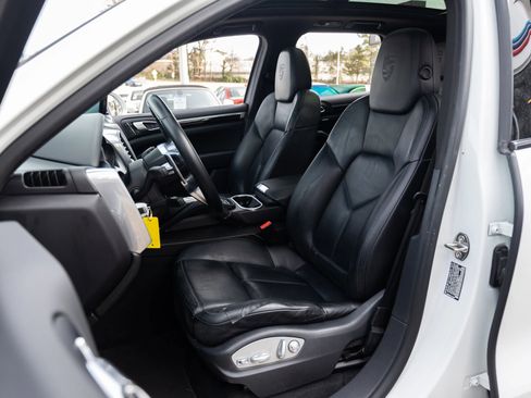 Used 2017 Porsche Cayenne Platinum Edition image 14