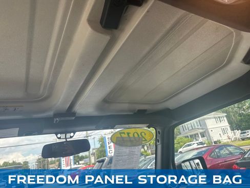 Used 2017 Jeep Wrangler Unlimited Rubicon w/ Connectivity Group AWD/4WD image 21
