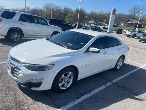 Used 2020 Chevrolet Malibu LT image 2