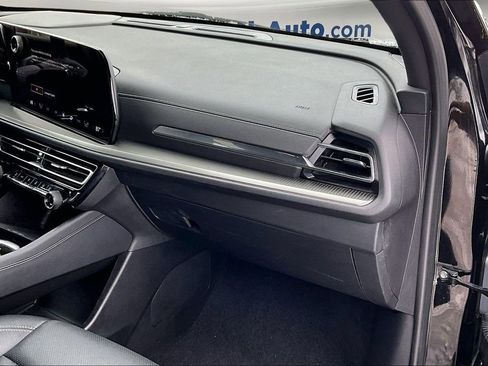 Used 2025 Chevrolet Traverse LT image 29