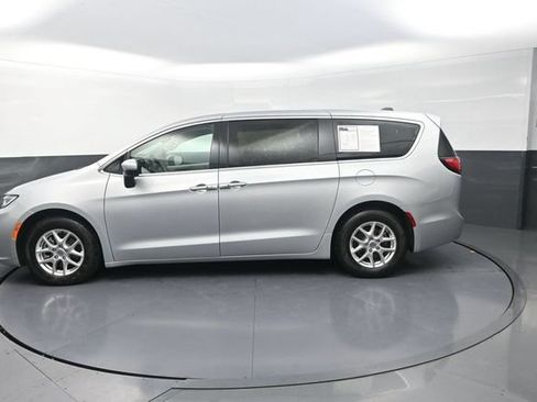 Used 2023 Chrysler Pacifica Touring-L FWD image 6