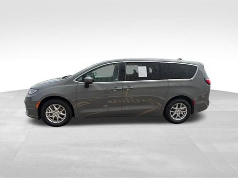 Used 2023 Chrysler Pacifica Touring-L FWD image 5