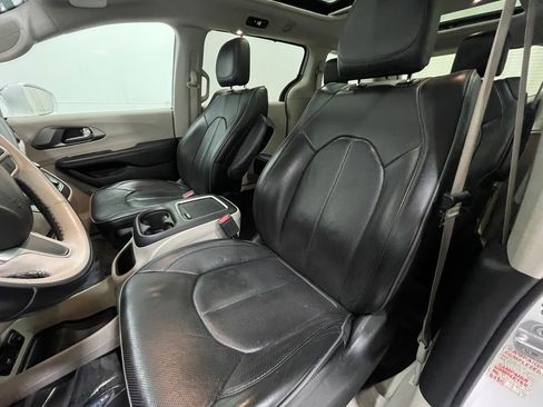 Used 2018 Chrysler Pacifica Limited image 15