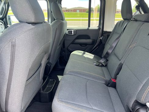 Used 2025 Jeep Wrangler Sahara image 15