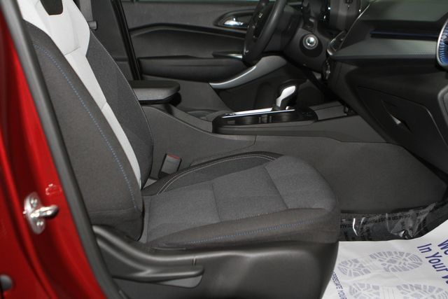Used 2025 Chevrolet Trax LS w/ LS Convenience Package FWD image 21