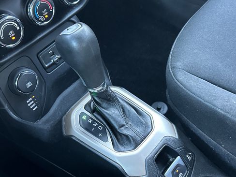 Used 2016 Jeep Renegade Latitude image 21