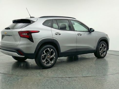 Used 2025 Chevrolet Trax LT w/ LT Convenience Package image 9