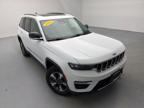 Used 2023 Jeep Grand Cherokee 4WD 4xe image 2