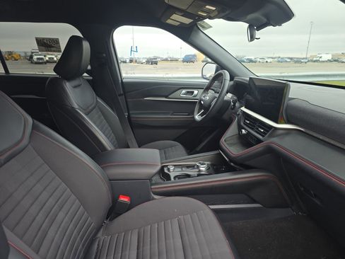 Used 2025 Ford Explorer ST-Line w/ ST-Line Street Pack image 14