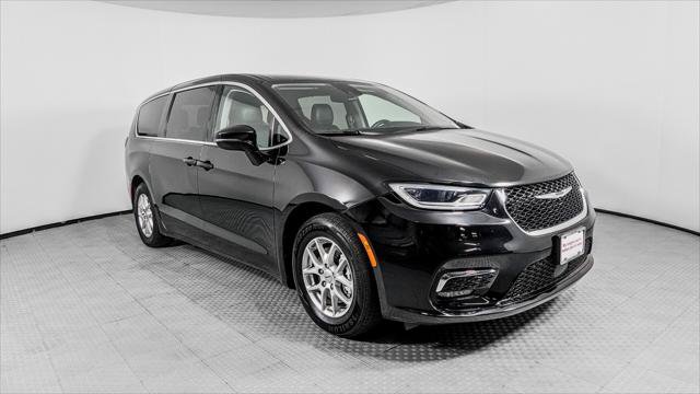Used 2024 Chrysler Pacifica Touring-L FWD image 11