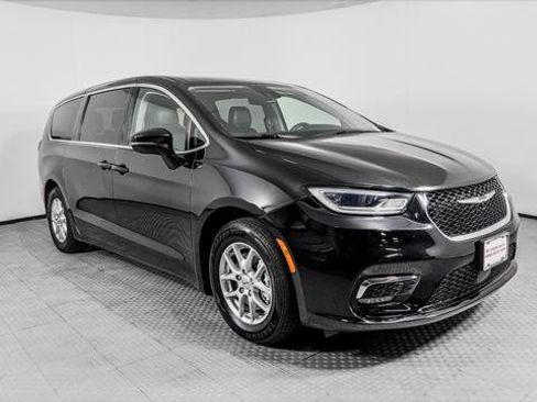 Used 2024 Chrysler Pacifica Touring-L FWD image 11