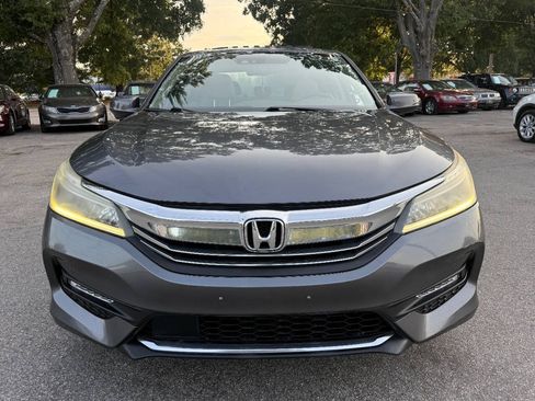 Used 2017 Honda Accord Touring image 2