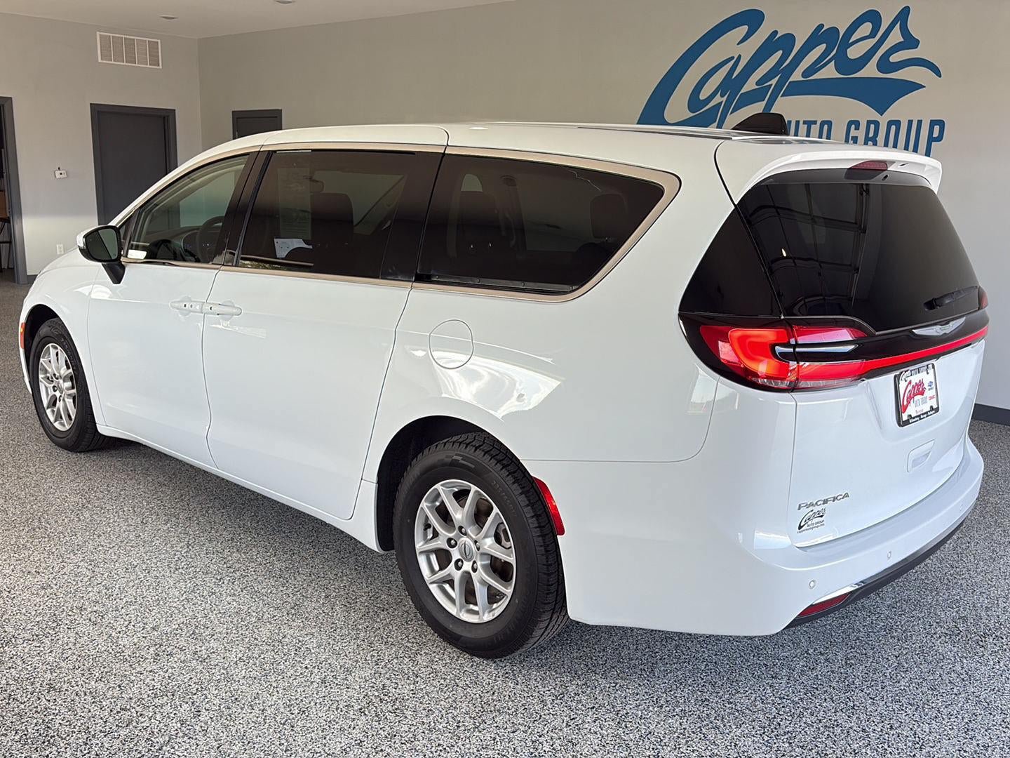 Used 2023 Chrysler Pacifica Touring-L FWD image 2