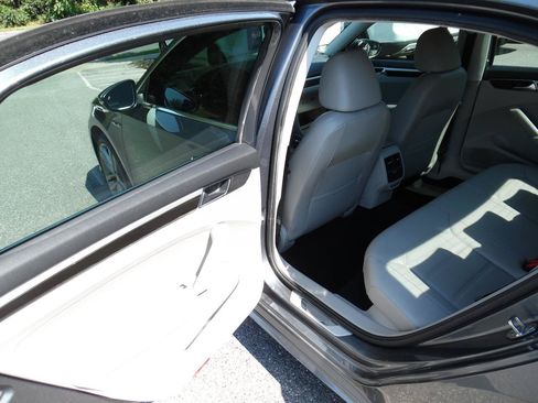 Used 2019 Volkswagen Passat 2.0T SE R-Line FWD image 18