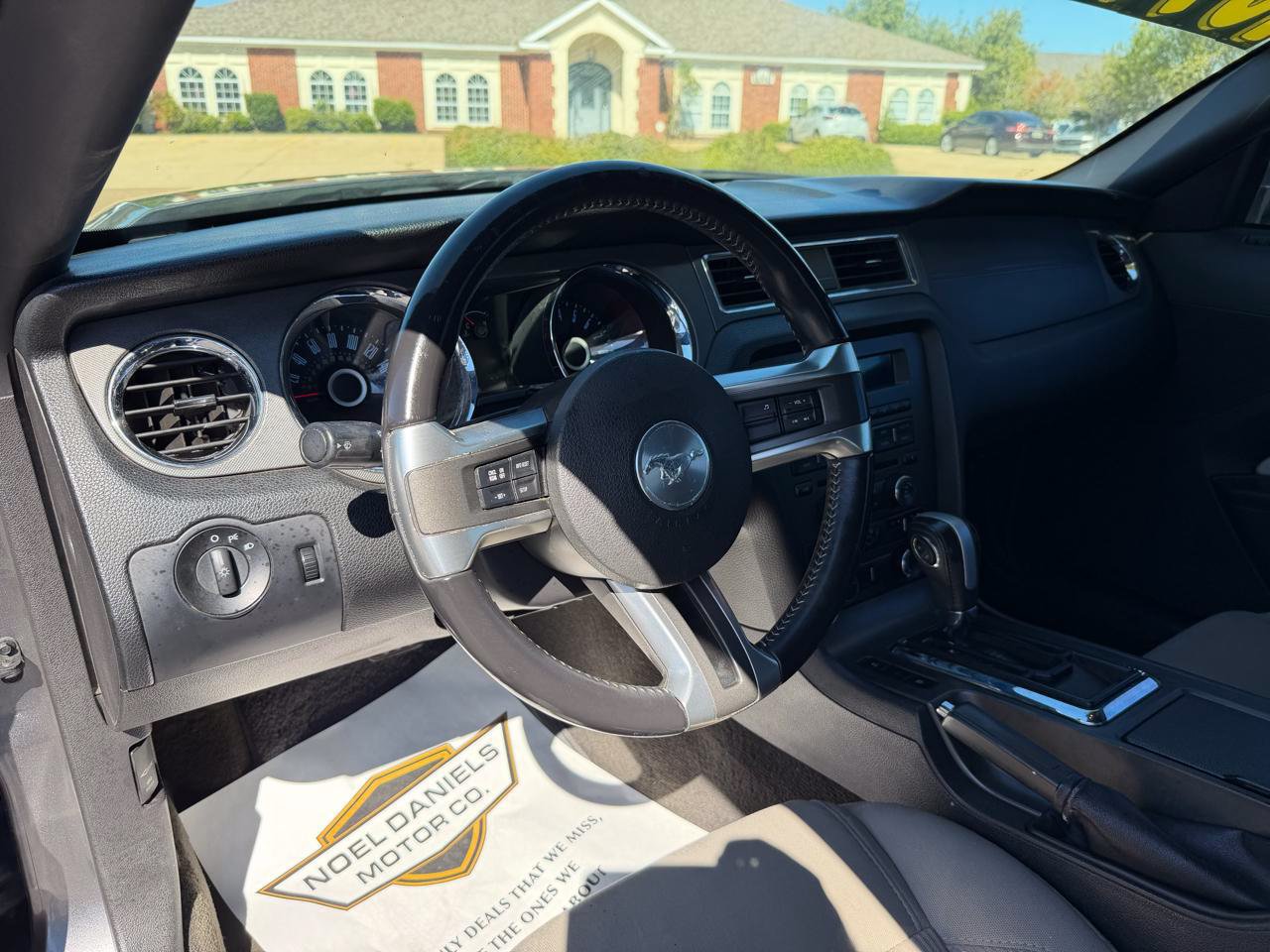 Used 2014 Ford Mustang Convertible RWD image 9