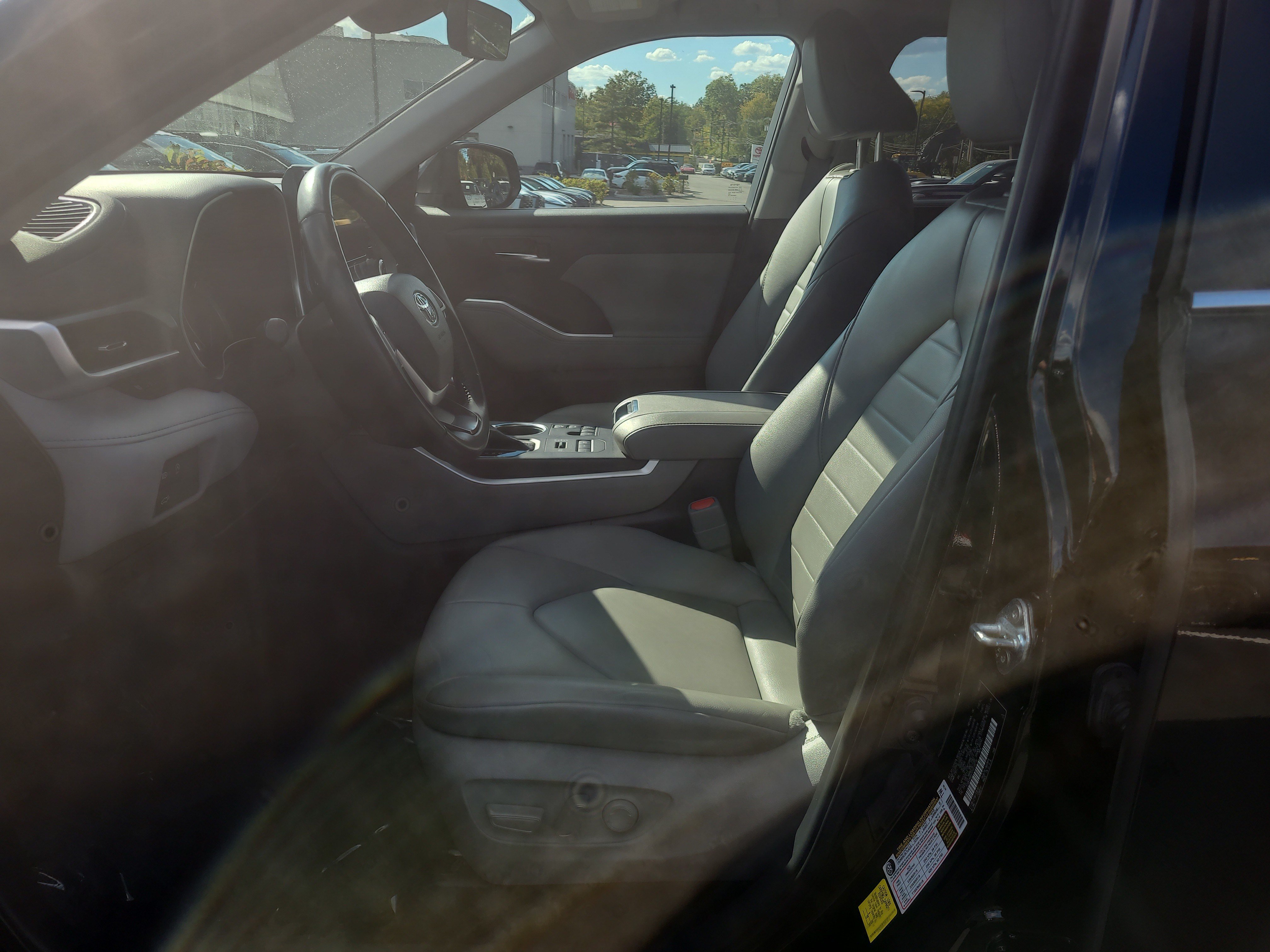 Used 2023 Toyota Highlander XLE AWD/4WD image 16