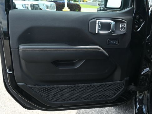 Used 2025 Jeep Wrangler Unlimited Sahara w/ Safety Group AWD/4WD image 14