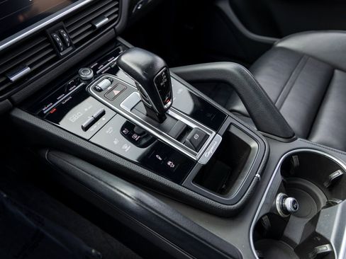 Certified 2023 Porsche Cayenne Platinum Edition w/ Performance Package image 37