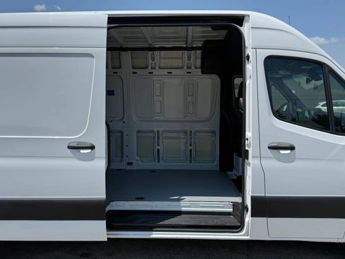 Used 2023 Mercedes-Benz Sprinter 2500 image 12