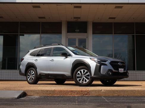 Used 2025 Subaru Outback Premium image 2