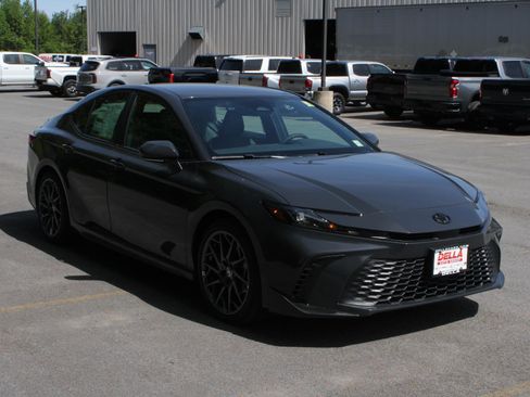 New 2026 Toyota Camry SE FWD image 3