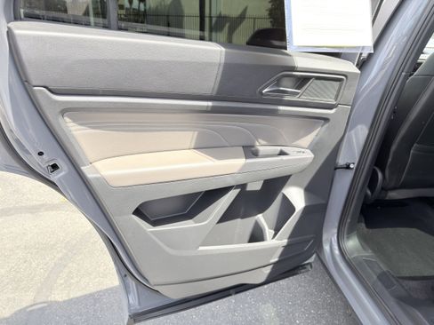 Used 2021 Volkswagen Atlas Cross Sport SE w/ Panoramic Sunroof Package FWD image 17