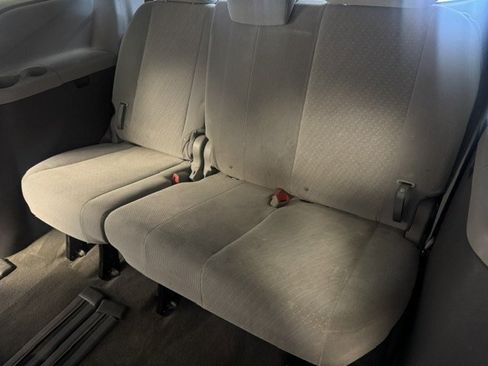 Used 2018 Toyota Sienna LE w/ Carpet Mat Package image 31
