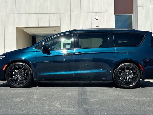 Used 2022 Chrysler Pacifica Touring-L w/ S Appearance Package image 6